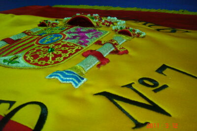 Detalle de bordado de un escudo de España en relieve