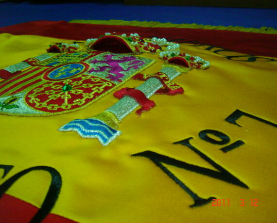 Detalle de bordado de un escudo de España en relieve